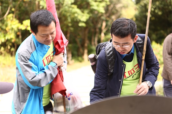 你在故宮修文物，我在紅瓜子拍企業(yè)宣傳片