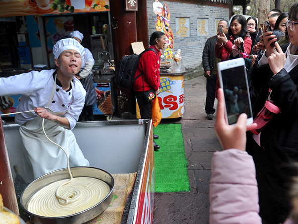 視頻制作讓拉面館爆紅20天，游客“五碗不過(guò)崗”